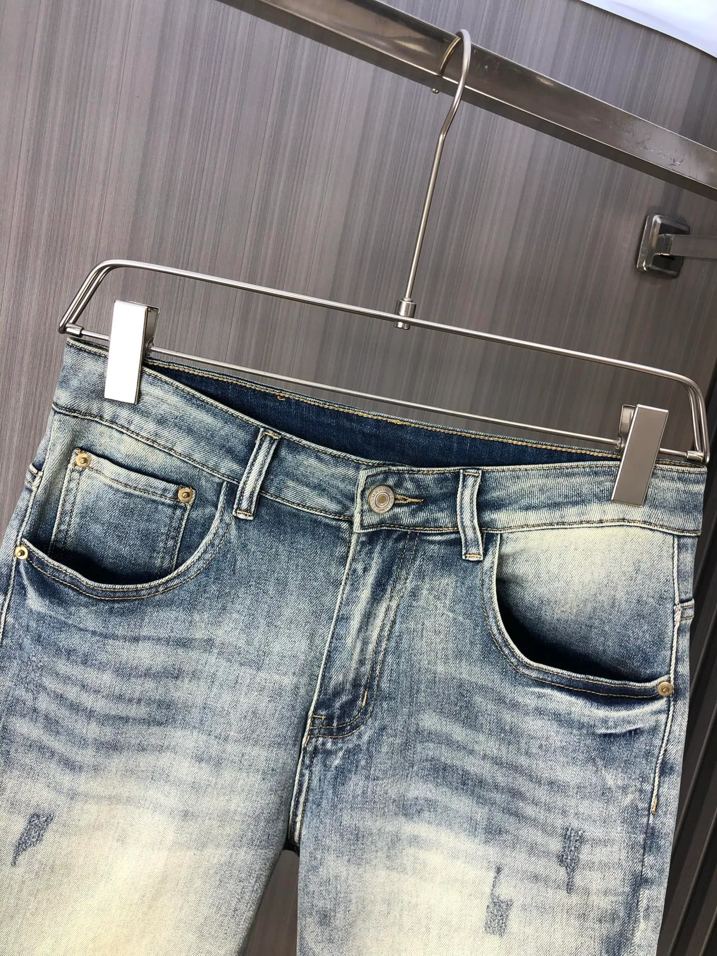 P220 chrome hearts denim shorts, the latest new men's jeans for spring and summer 2025! Heavy-duty washed denim fabric, customized fabric is softer and more comfortable than ordinary denim fabric! Ultra-heavy industrial washing process and double process washing. The entire pair of pants has a comfortable feel, top-notch fineness and breathability. All hardware brand logos are custom-made, and the materials are selected with the best attributes. The elasticity of the fabric is very good and the comfort is great! The low-key design style is simple and elegant. Yardage: 28-38 (no 35.37)